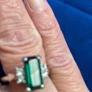 Vintage Avon emerald stimulant silver-tone ring size 8